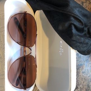 Oakley Rose Gold Sunglasses 🕶